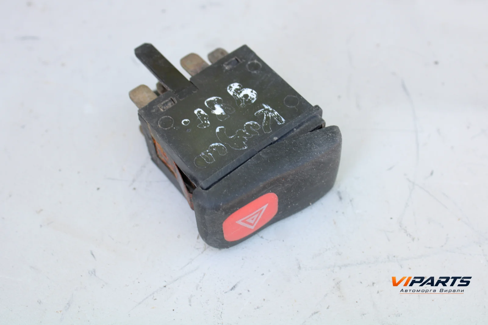 Бутон аварийни светлини Volkswagen Caddy II OEM 6N1953235
