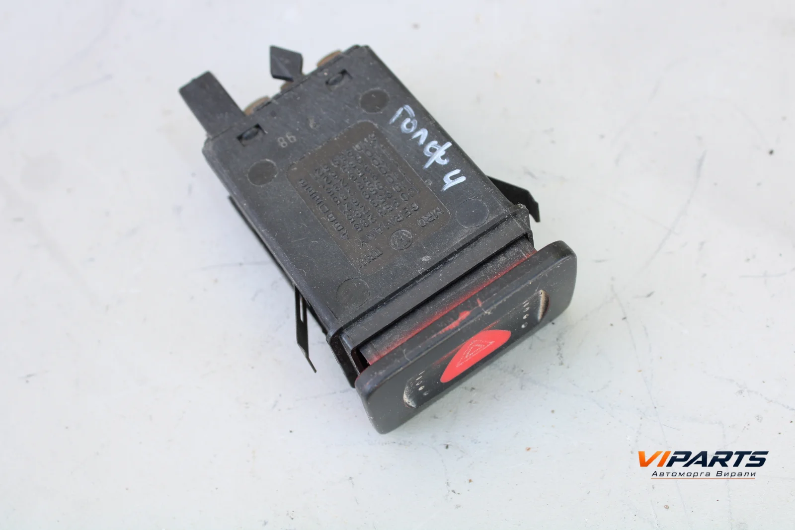 Бутон аварийни светлини Volkswagen Golf IV OEM 1J0953235A