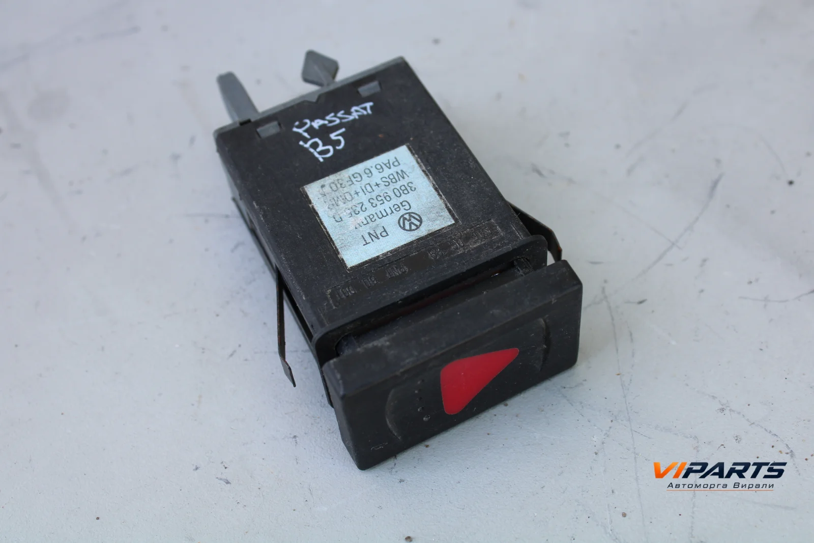 Бутон аварийни светлини Volkswagen Passat B5 OEM 3B0953235D