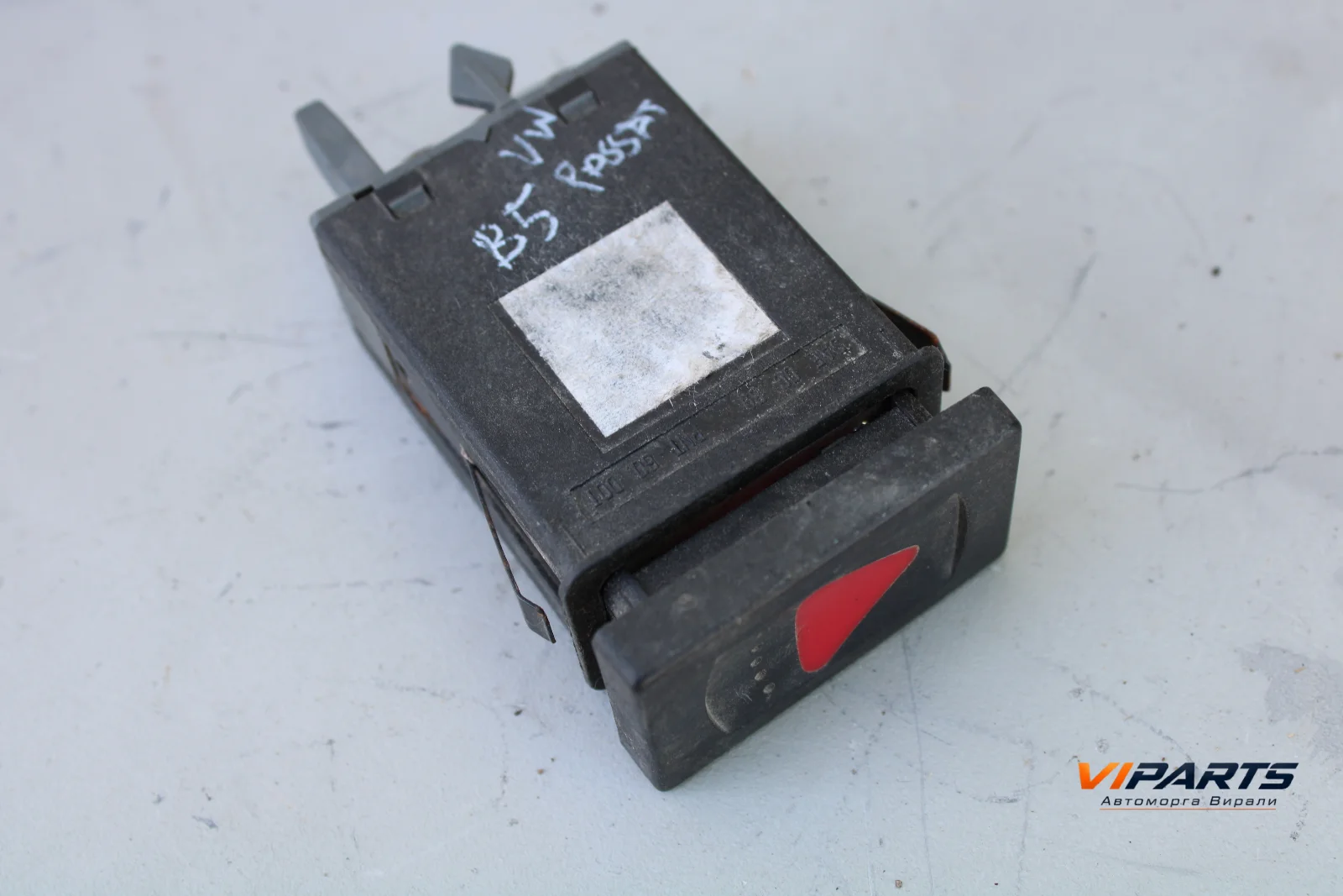 Бутон аварийни светлини Volkswagen Passat B5 OEM 3B0953235D