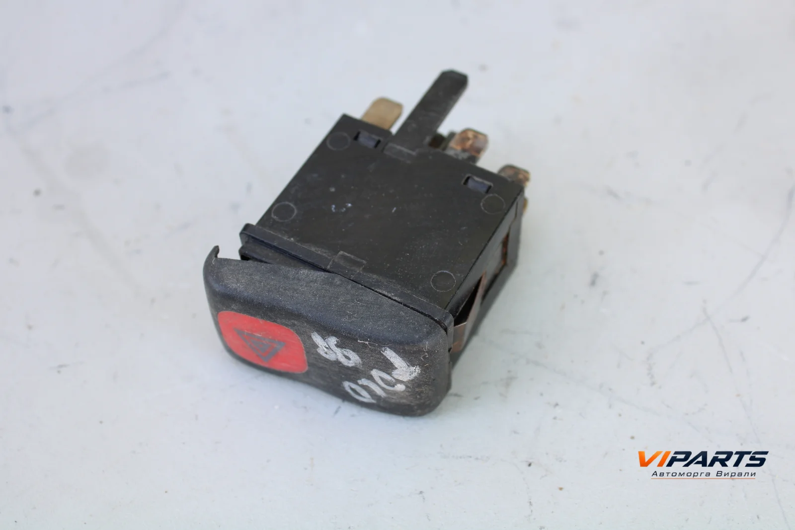 Бутон аварийни светлини Volkswagen Polo III OEM 6N1953235