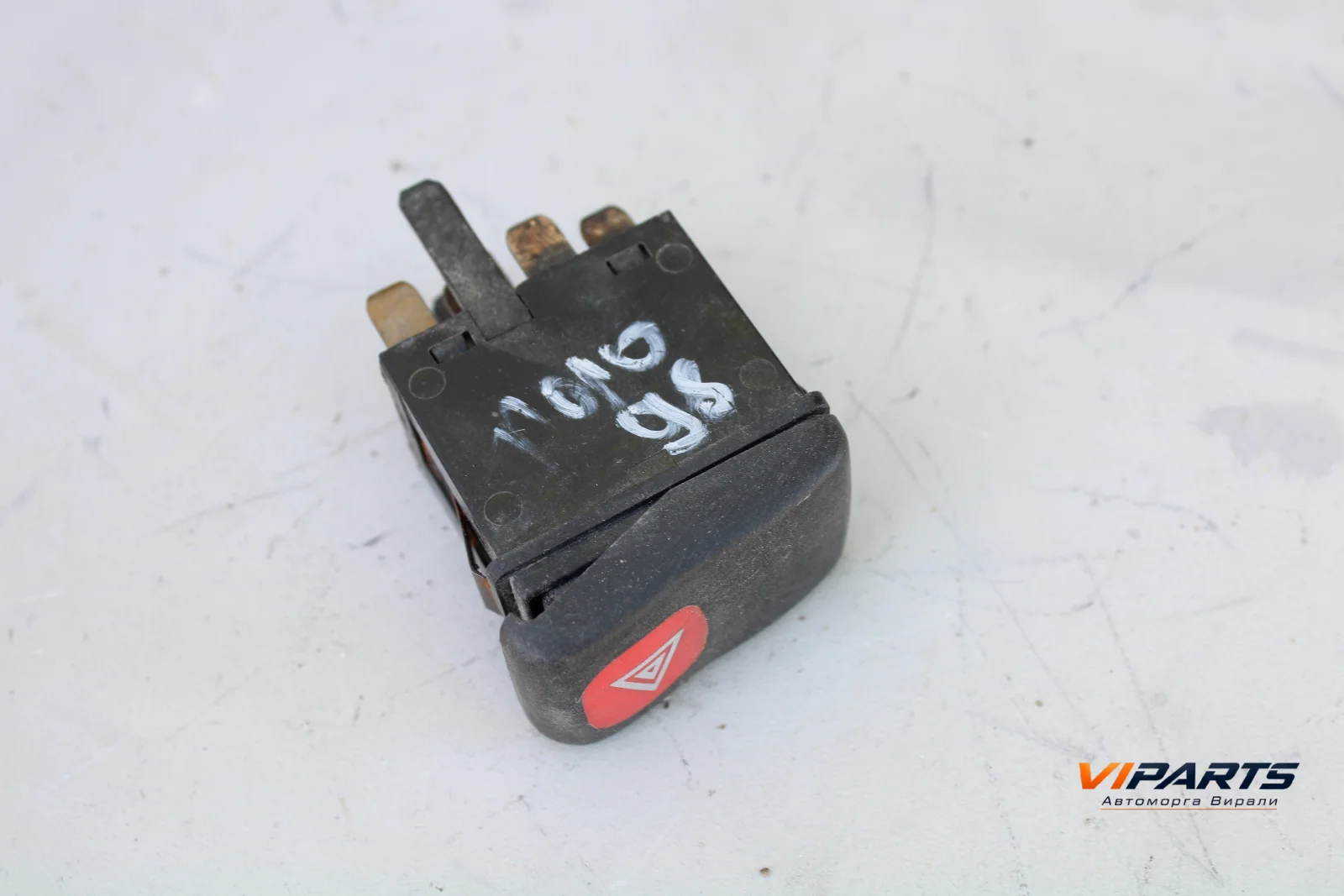 Бутон аварийни светлини Volkswagen Polo III OEM 6N1953235